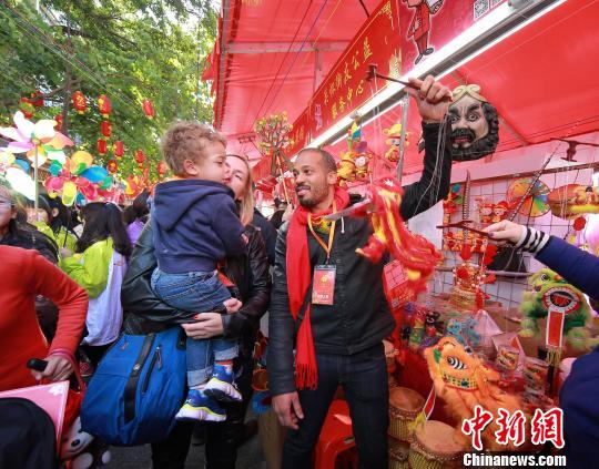 ���Ѻ��˼ҡ��������һ�ҹ�Խ�㻨�У�����������ʨ��Ȥ��ͣ ����� ��