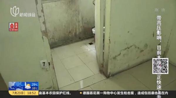 上海一女子凌晨上厕所遭抢劫 颈部被割伤 上海一女子凌晨上厕所遭抢劫 颈部被割伤