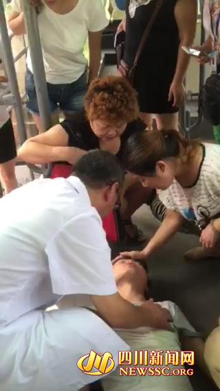 公交司机中暑强忍不适停车后晕倒 乘客施救(图)