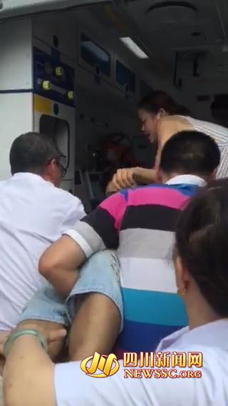 公交司机中暑强忍不适停车后晕倒 乘客施救(图)