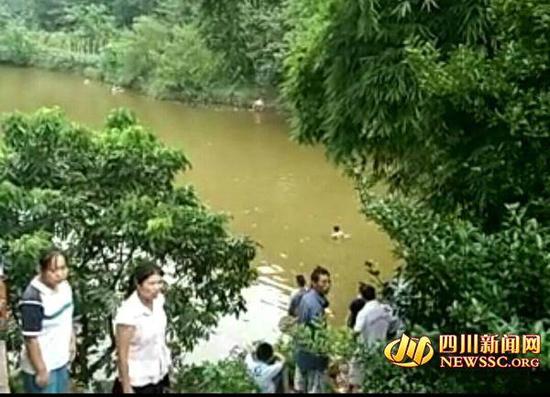 2名少年落水怀孕姐姐下水救人 3人全遇难 施救现场