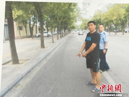 ������ʧҵ�ʼ��ڽ�ͷ�Ŵ�����ǩ��Ů���β���ץ