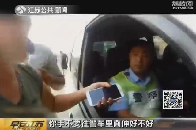 女子阻碍执法辱骂民警 结果体力不支中暑倒下了