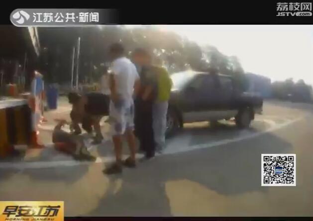 女子阻碍执法辱骂民警 结果体力不支中暑倒下了