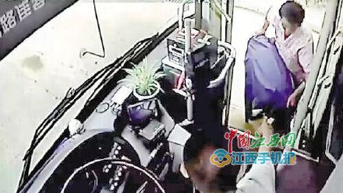 南昌一大妈图方便抱煤气罐强行坐公交 众人苦劝后报警 公交车监控视频截图