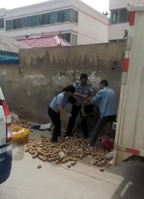 甘肃会宁回应城管与商贩冲突:绝不护短,一查到底