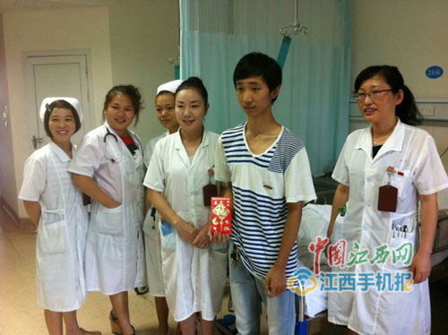 少年爸瘫妈走奶奶患癌自杀 退学当学徒撑起家