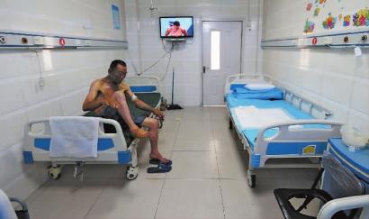 60岁环卫工与早餐摊主起争执 遭半盆热油泼身 由于身上多处烫伤,任师傅无法躺在床上休息新文化记者孙立国摄