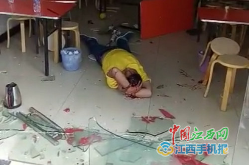 <a href='http://search.xinmin.cn/?q=8��' target='_blank' class='keywordsSearch'>8��</a>14�������¼��У�һ���������ڵ��ϣ�ͼƬ�������ṩ��