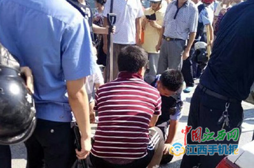 <a href='http://search.xinmin.cn/?q=8��' target='_blank' class='keywordsSearch'>8��</a>15�������¼��У�<a href='http://search.xinmin.cn/?q=��' target='_blank' class='keywordsSearch'>��</a>ץ��<a href='http://search.xinmin.cn/?q=����������' target='_blank' class='keywordsSearch'>����������</a>��ͼƬ�������ṩ��