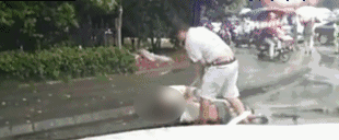 加塞起冲突 “路怒”司机手持钢管狂砸人脑袋 652f5916gw1f7lyvcivtkg208m03k1dm.gif