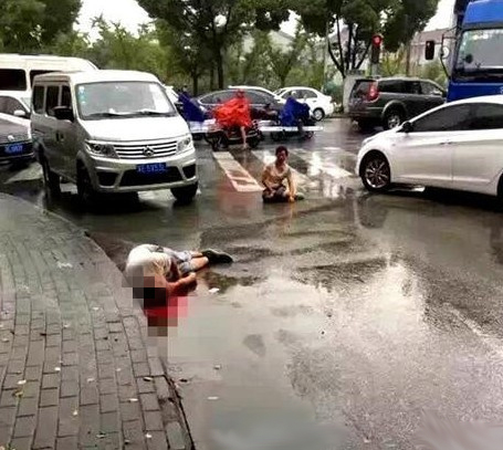 加塞起冲突 “路怒”司机手持钢管狂砸人脑袋 652f5916gw1f7lyvc156oj20cn0bbjtd.jpg