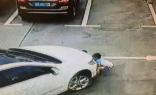 ����ͣ����3��С������ѹ Ŀ���߳�Ů˾���ڿ��ֻ�