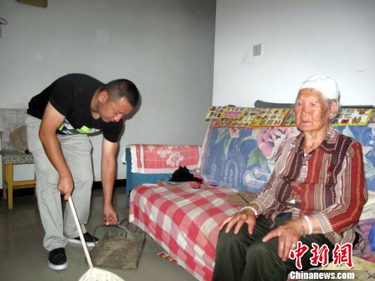 新疆兵团一社区治安员志愿孝老敬亲 美德照亮青春 新疆兵团一社区治安员志愿孝老敬亲美德照亮青春