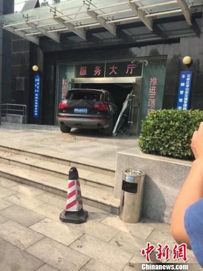 河北一司机涉嫌毒驾冲撞行人 逃离中闯进交警大队院内 河北一司机涉嫌毒驾冲撞行人逃离中闯进交警大队院内