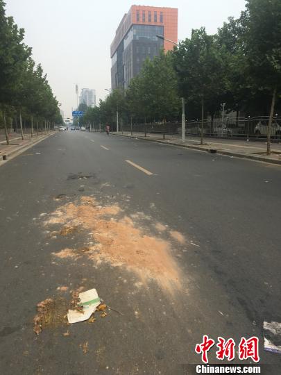 河北一司机涉嫌毒驾冲撞行人 逃离中闯进交警大队院内