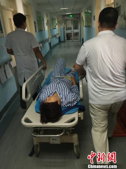 河北一司机涉嫌毒驾冲撞行人 逃离中闯进交警大队院内