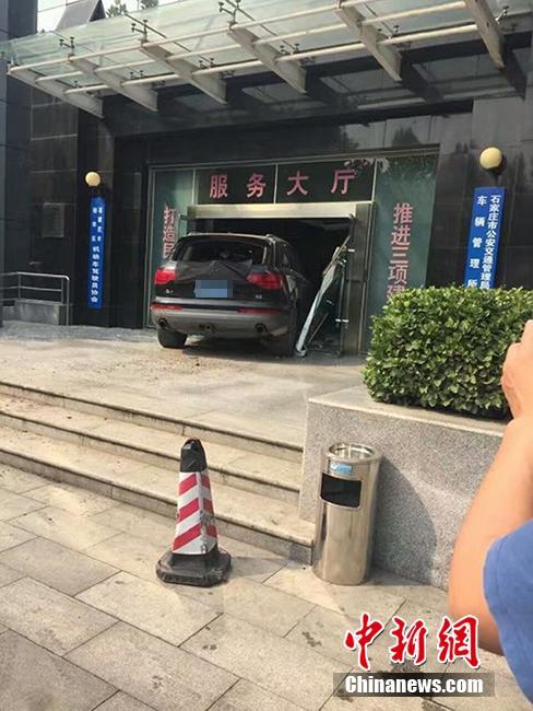 ˾�����Ӷ��ݳ�ײ���� �����д����������Ժ��