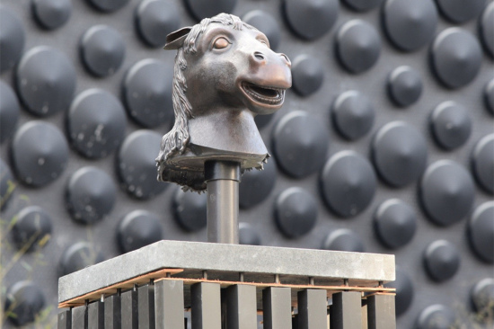 �������̨���ʹ���12���׸���Ʒ