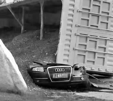 大货车冲过对向车道翻车 将奥迪压成“铁饼” 大货车冲过对向车道翻车 将奥迪压成“铁饼”