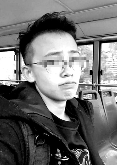 新疆喀纳斯失联女驴友身亡 15人抬遗体步行21公里