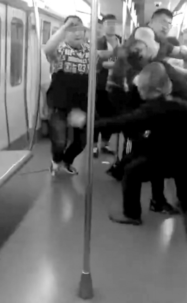 北京地铁两拨人抢座互殴 有人强行要求他人让座