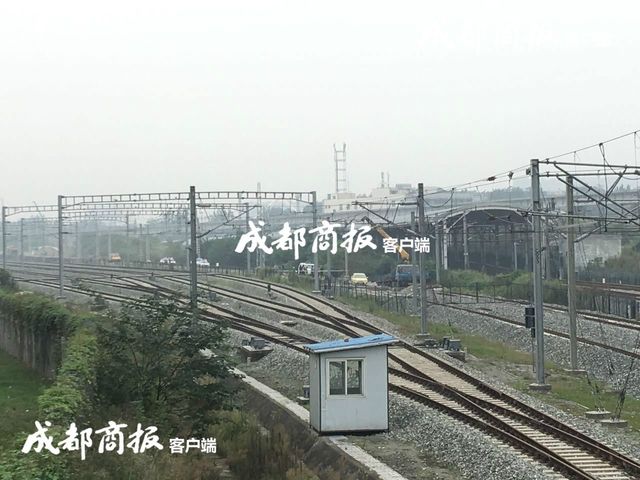 成都火车南站吊车碰上高压线 目击者称两人死亡