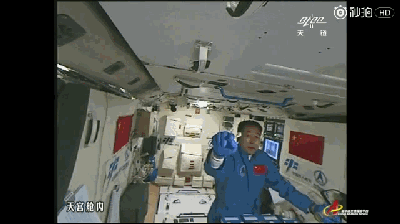 太空养蚕视频曝光!蚕宝宝开启太空之旅 神舟十一号太空养蚕视频:蚕在景海鹏指尖玩游戏