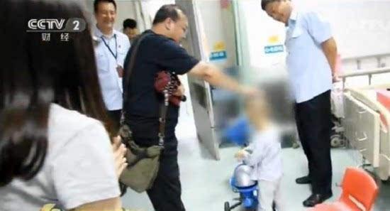 男婴手术后被弃医院3年 父母遭拘留才肯接走孩子 男童手术后被弃医院3年 父母遭拘留才肯接走孩子
