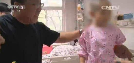 男婴手术后被弃医院3年 父母遭拘留才肯接走孩子 男童手术后被弃医院3年 父母遭拘留才肯接走孩子