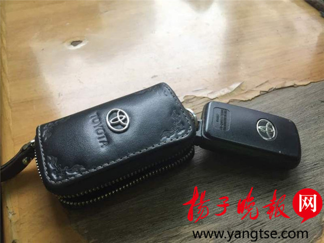 考生考试迟到来不及停车 直接把钥匙扔给交警