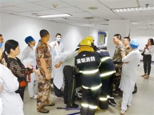 年轻男子赶时髦打耳洞 却被耳钉枪咬住不放 一众人围观消防员救助小王的耳朵。事出稀奇,大家哭笑不得。医院供图