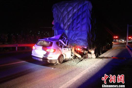 云南大理一收费站外小轿车追尾大货车 致5人死亡 图为交通事故现场 孙甲胜 摄