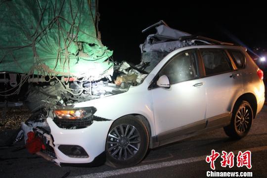 云南大理一收费站外小轿车追尾大货车 致5人死亡 图为交通事故现场 孙甲胜 摄