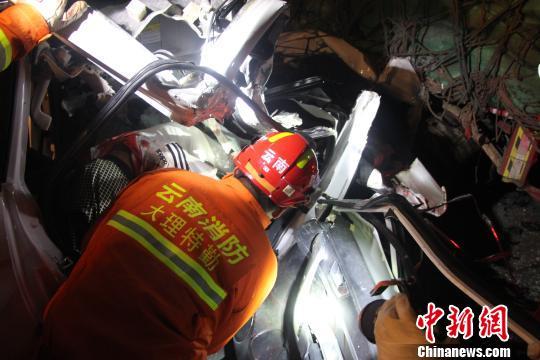 云南大理一收费站外小轿车追尾大货车 致5人死亡 图为救援官兵正在进行救援 孙甲胜 摄