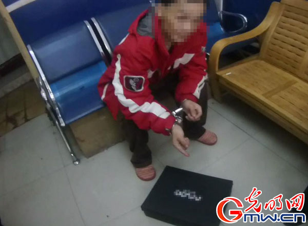 重庆一男子砸车窗盗窃名牌皮鞋 沿街贩卖被抓 重庆一男子砸车窗盗窃名牌皮鞋 沿街贩卖被抓