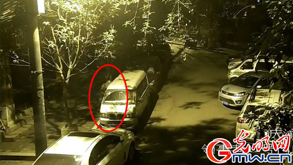 重庆一男子砸车窗盗窃名牌皮鞋 沿街贩卖被抓 重庆一男子砸车窗盗窃名牌皮鞋 沿街贩卖被抓